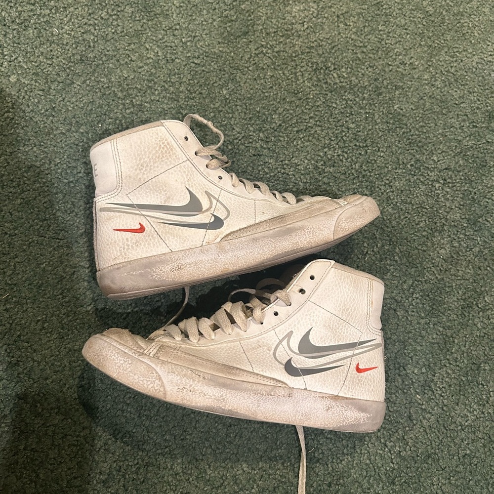 Nike blazer white n silver